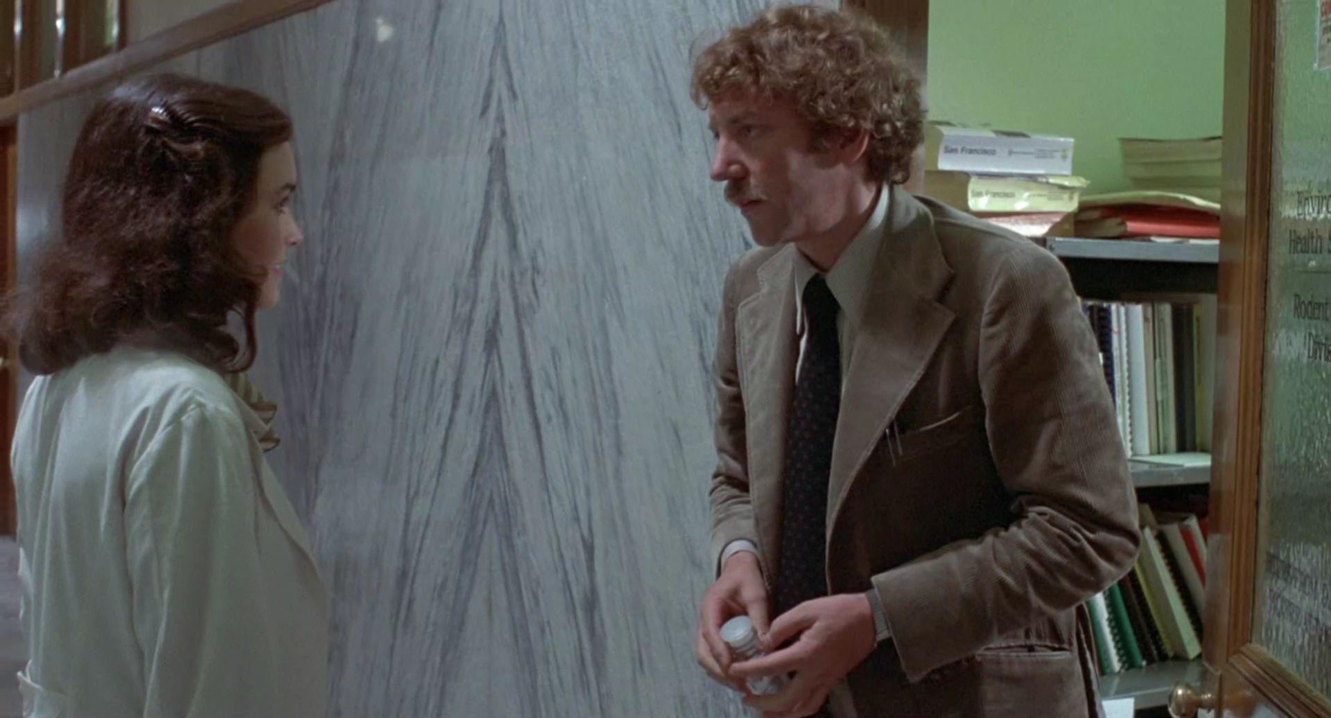 Brooke Adams and Donald Sutherland talk in Invasion of the Body Snatchers 1978