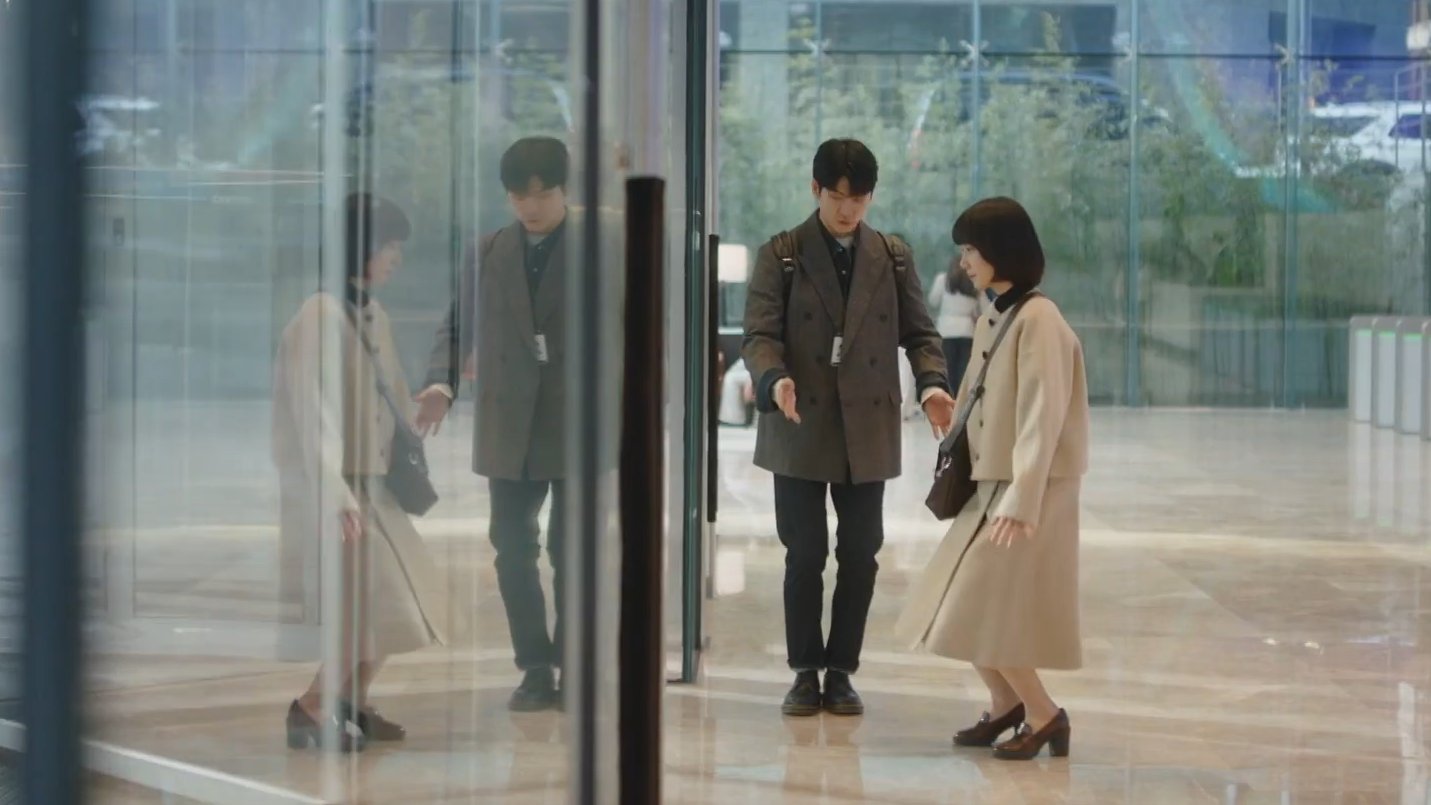 Eun-bin Park and Tae-oh Kang outside a revolving door in Extraordinary Attorney Woo