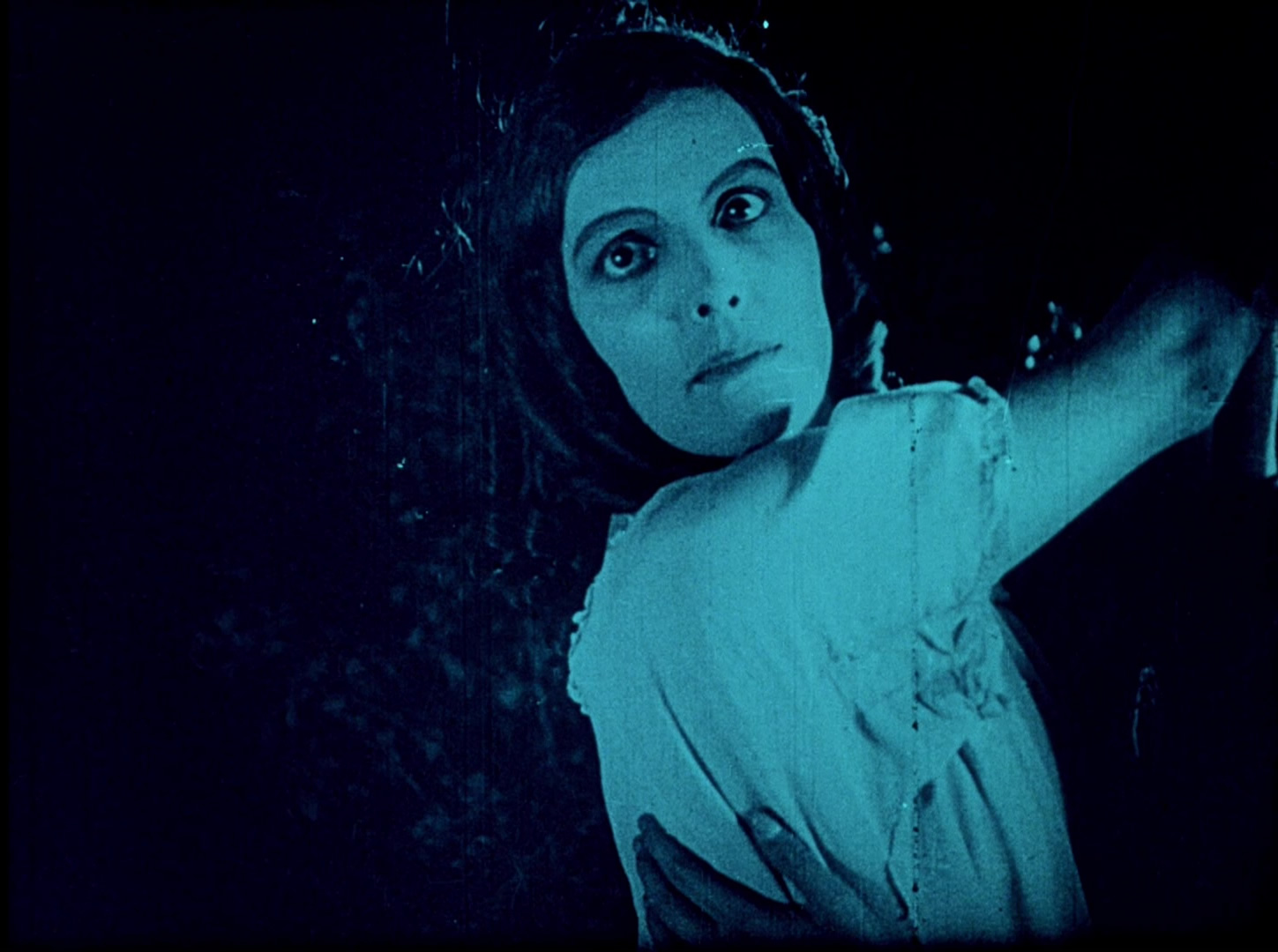 a frightened Ellen in Nosferatu