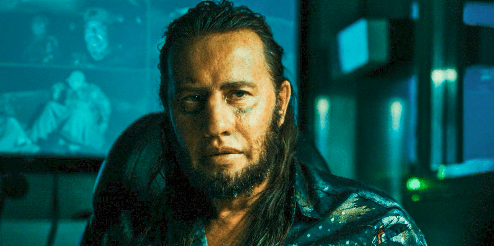 The bearded Manitas in a high-collared jacket