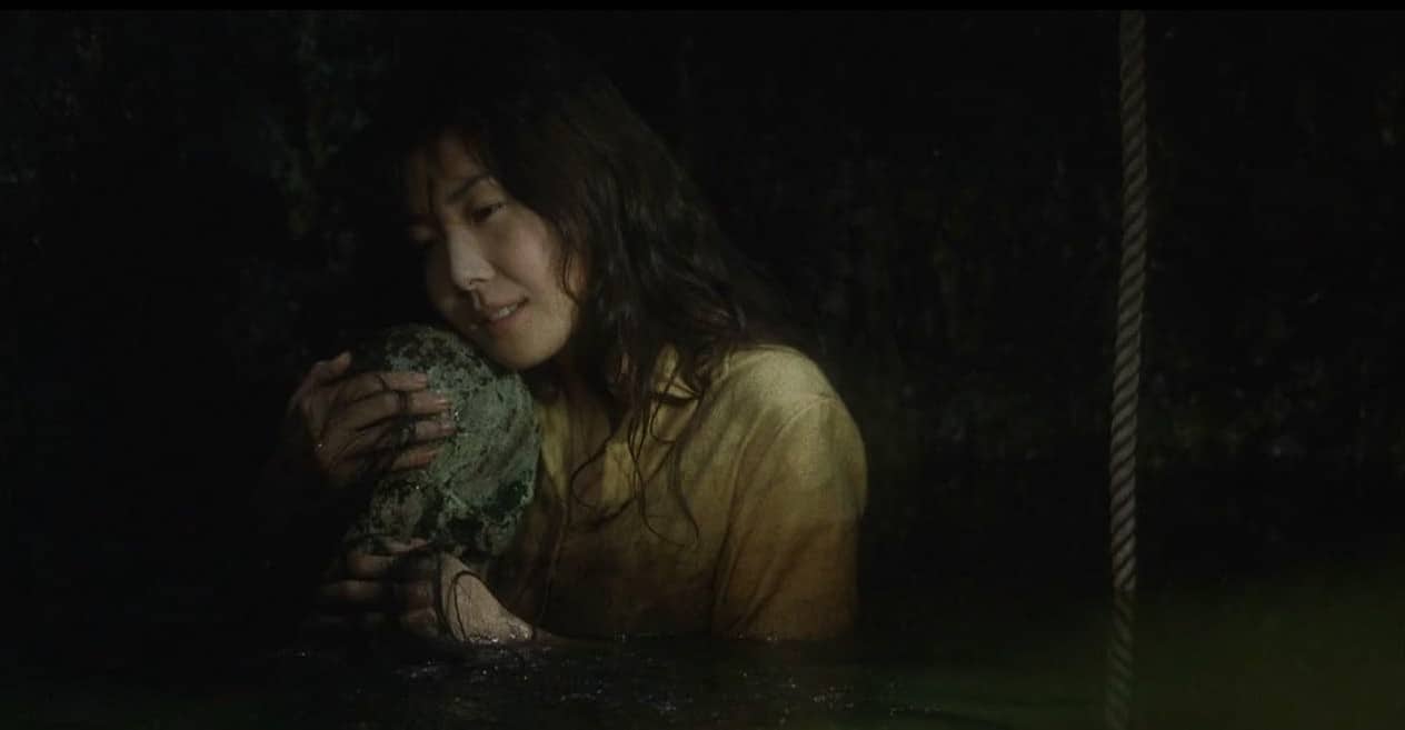 Asakawa holds Sadako’s corpse to her chest